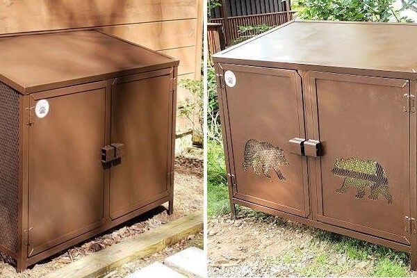 Deux abris bruns grillagés pour conteneurs de déchets extérieurs